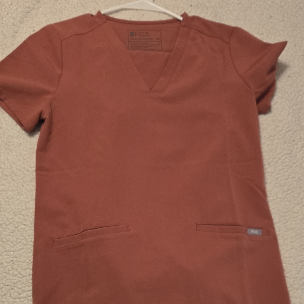 Figs Women's V-Neck Short Sleeve Top - Terracotta